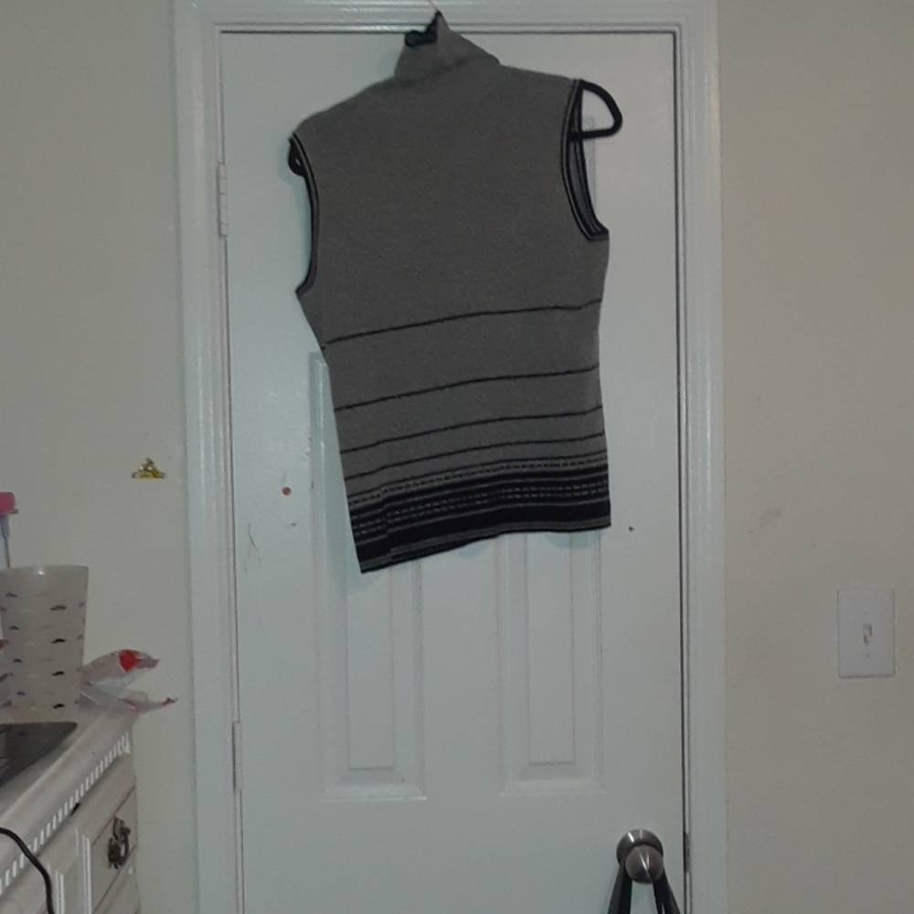 Sleeveless turtle neck